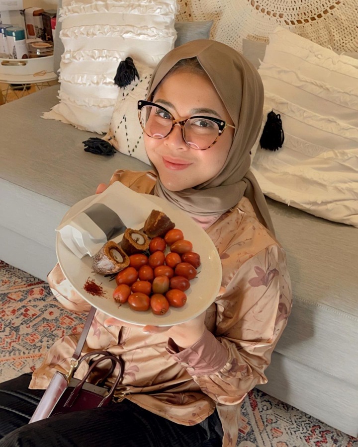 Cantik Saat Berkacamata