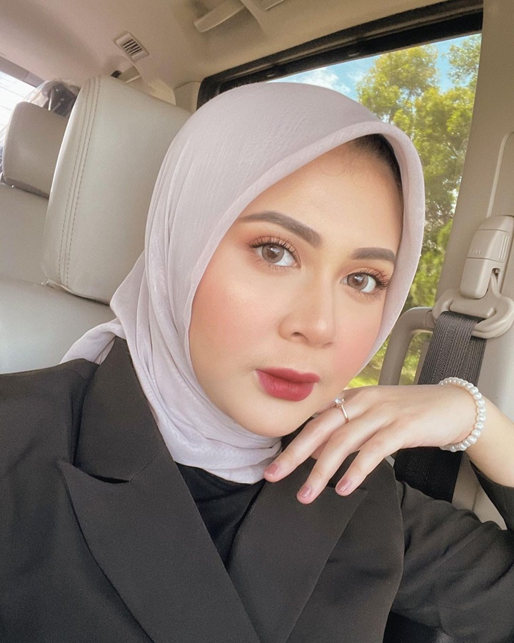 Anggun Dengan Hijab Segiempat