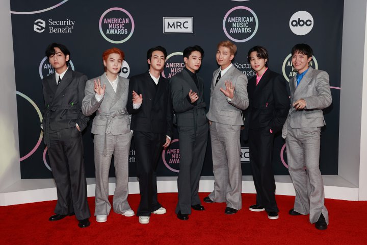 AMA 2021: BTS Ganteng dan Sumringah di Red Carpet, Rambut Suga Bikin Heboh