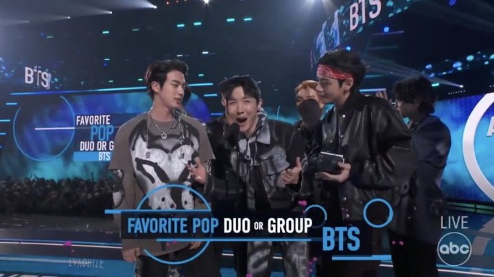 Momen Langka, Interaksi Jimin BTS dan Lizzo di Konser Harry Styles Jadi Viral