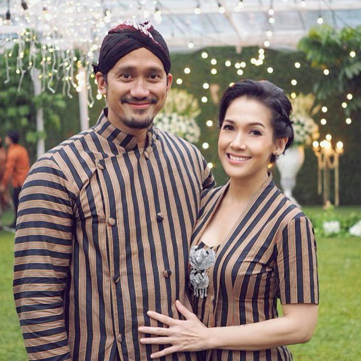 pasangan yang selalu bersama dalam suka dan duka