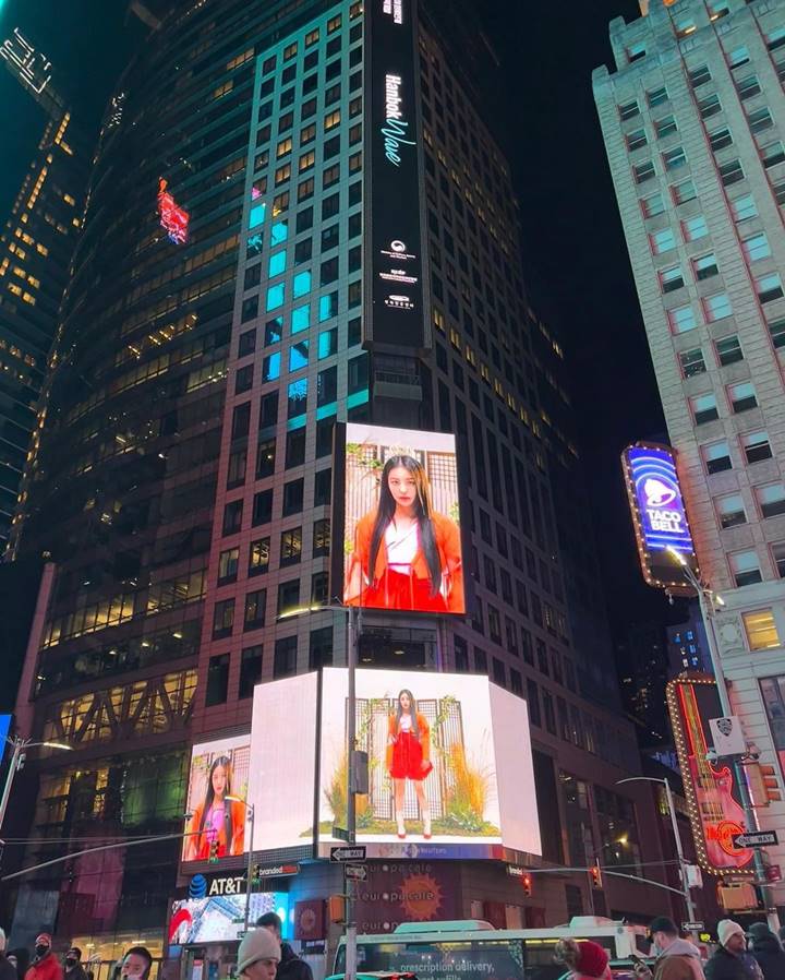 Brave Girls Bikin Bangga Muncul di New York Time Square Pakai Hanbok Cantik