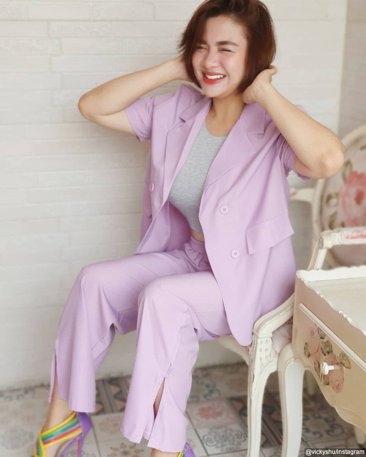 <i>stunning</i> dengan outfit lilac