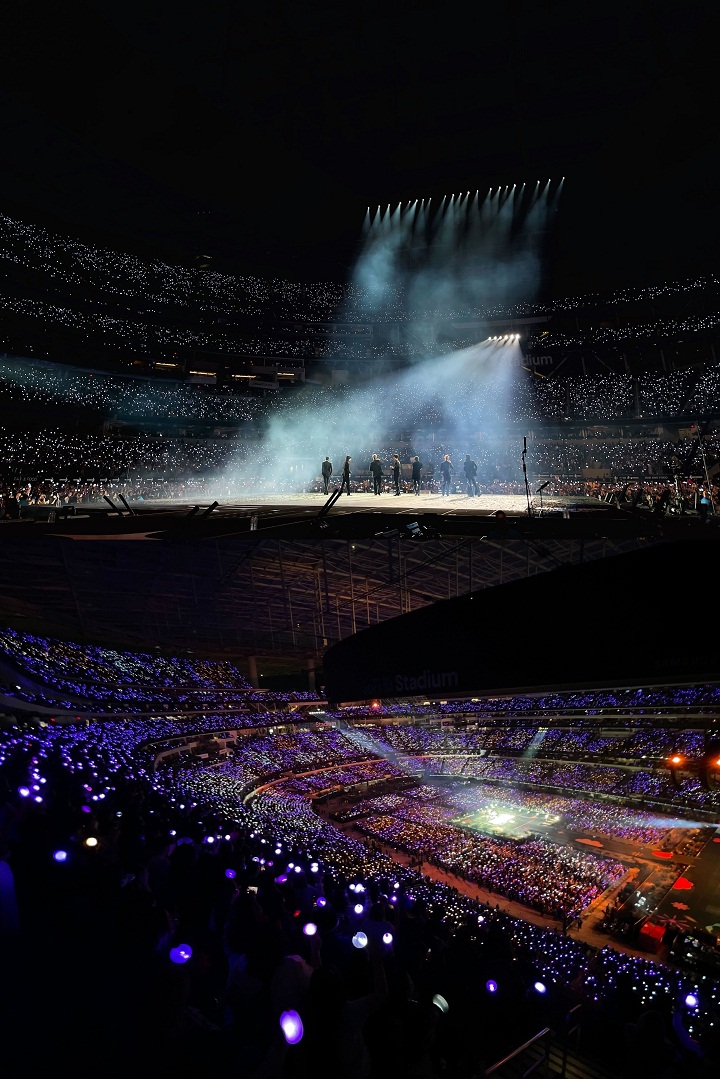 BTS Sukses Gelar Konser Offline Pertama Sejak 2 Tahun, RM dkk Emosional Sapa Puluhan Ribu ARMY