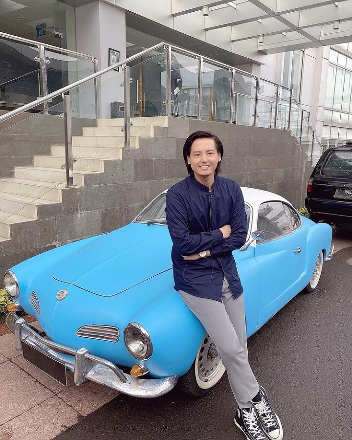 Model sekaligus penyanyi