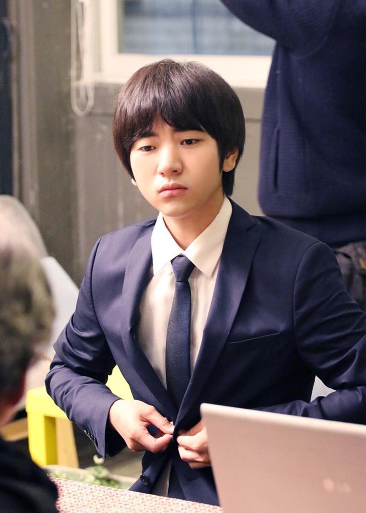 Imut Saat Memakai Suit