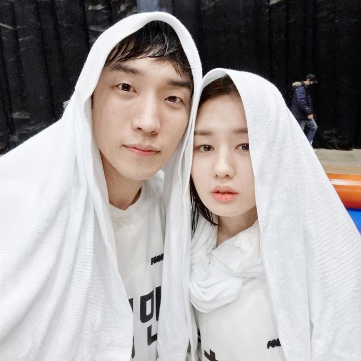 Berpose Menggemaskan Dengan Sahabat