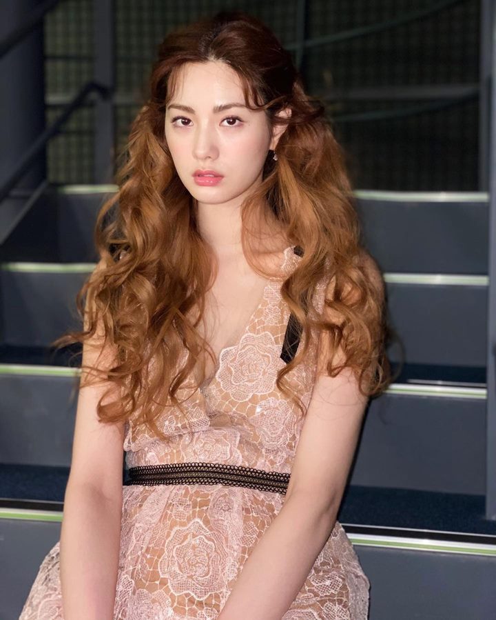 <i>Charming</i> Dengan Rambut Ikal