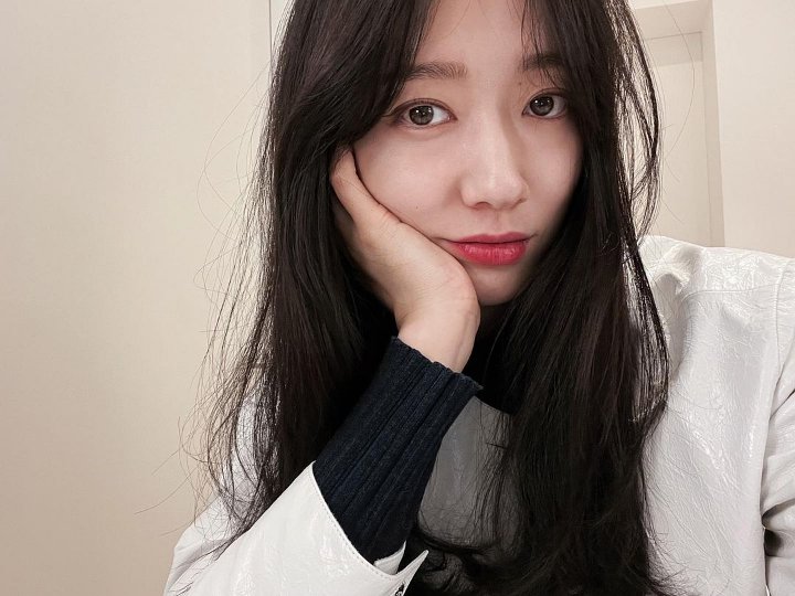 Park Shin Hye Pamer Selfie Perdana Usai Umumkan Hamil, Makin Glowing!
