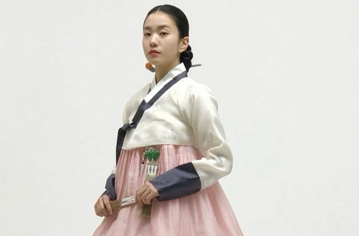 Tampil Anggun Dalam Balutan <i>Hanbok</i>