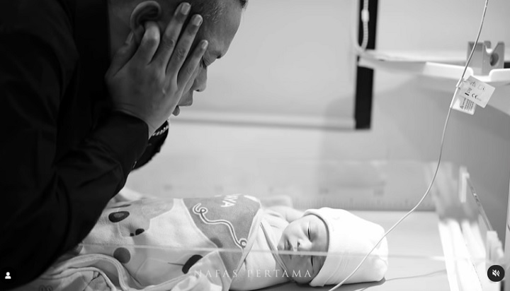 Anteng Saat diazani oleh sang ayah