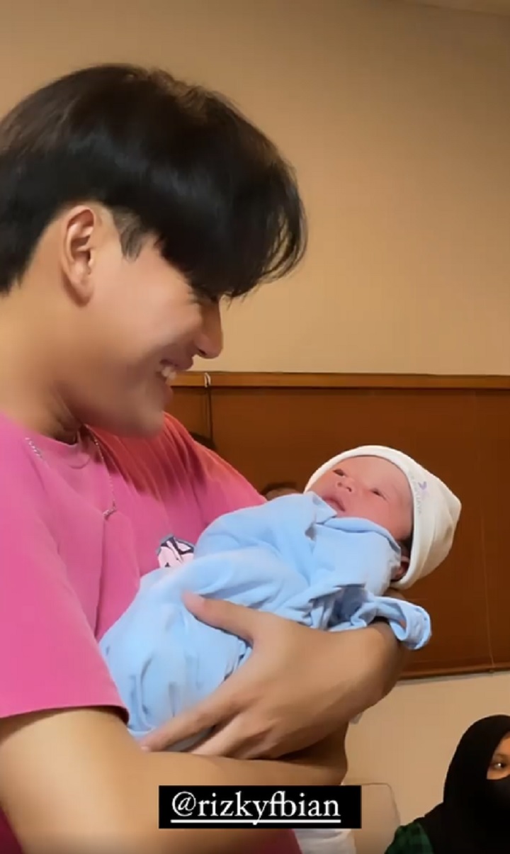 Bahagianya Rizky Febian dapat adik baru