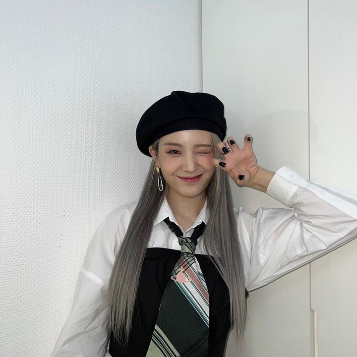 Bergaya Manis Saat Memakai Topi Baret
