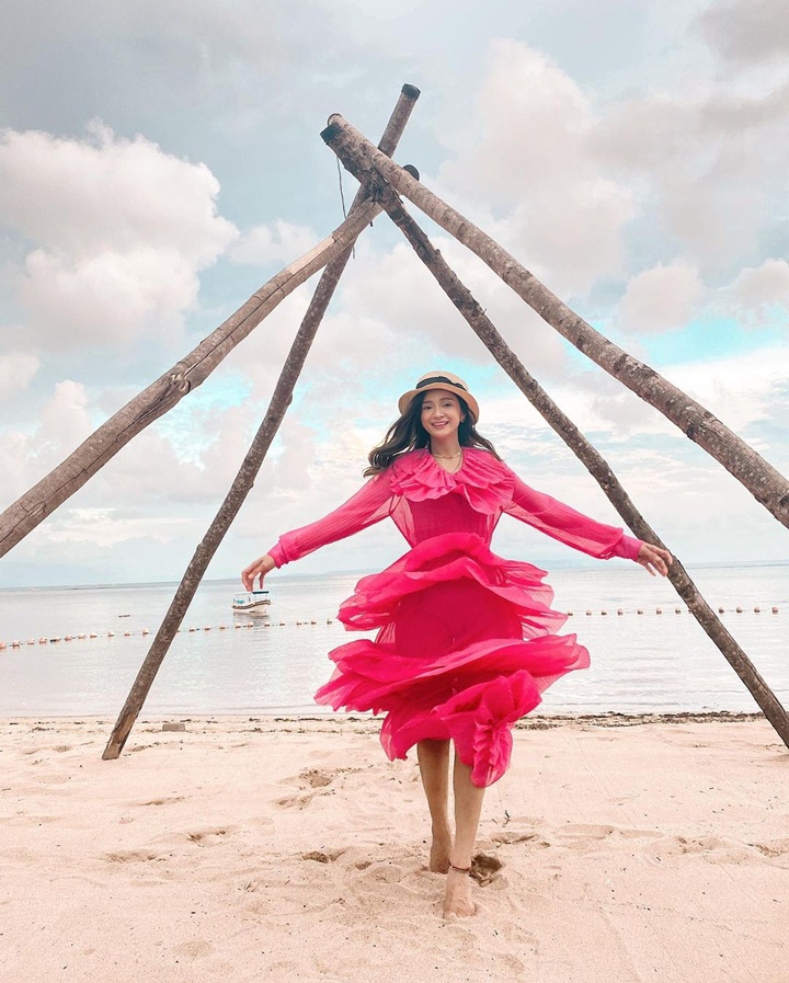 Anggun Dengan Gaun Merah