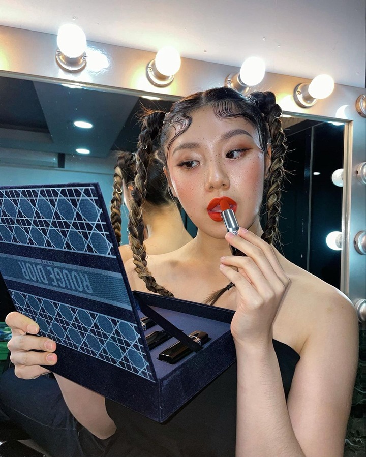 <i>Stunning</i> Dengan <i>Make Up Semi Bold</i>