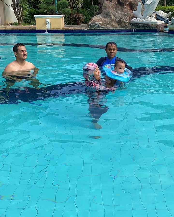 Opa ajak Gala berenang