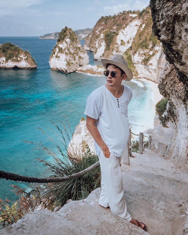 <i>Stunning</i> Dengan Busana Serba Putih