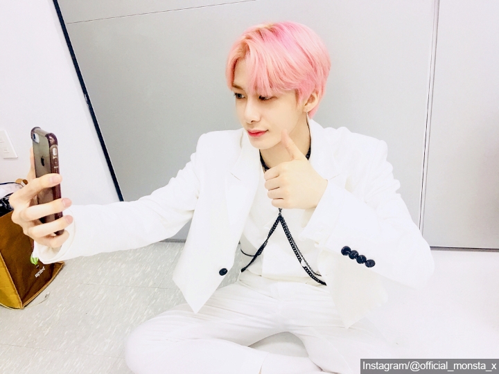 <i>Stunning</i> Dengan Rambut <i>Pink</i>