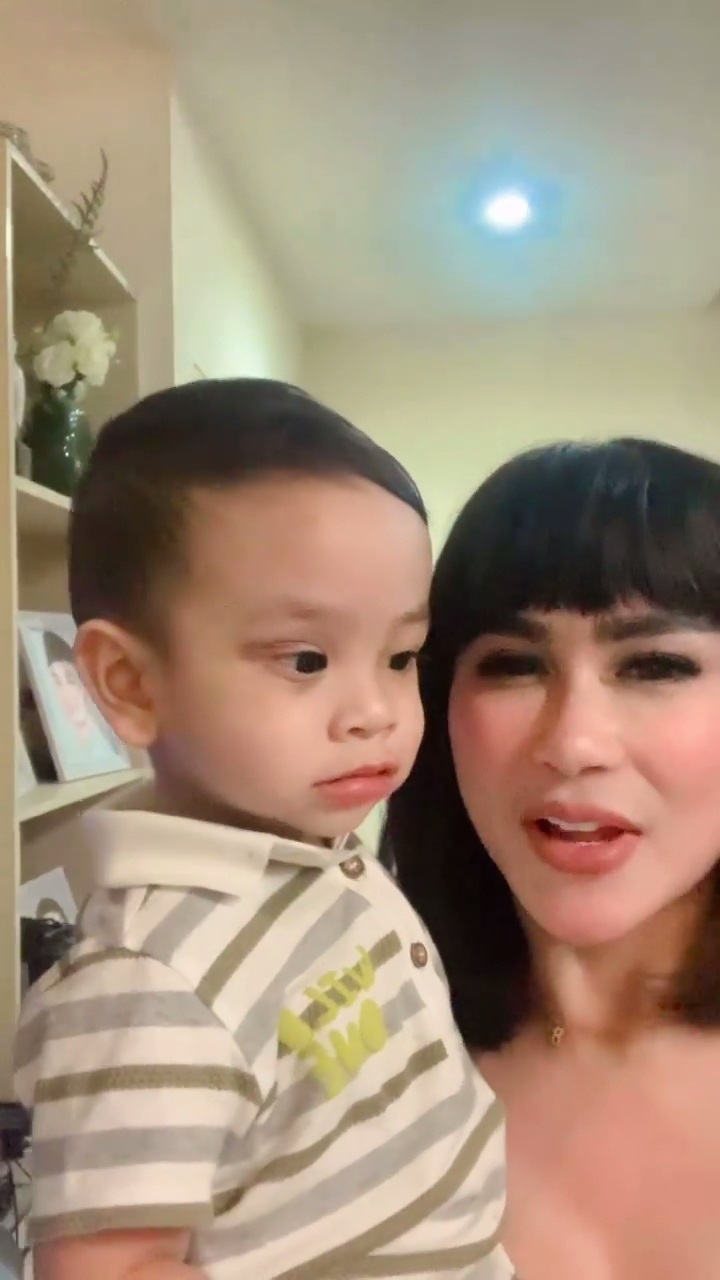 Tangis Gala berhenti usai digendong Bebizie