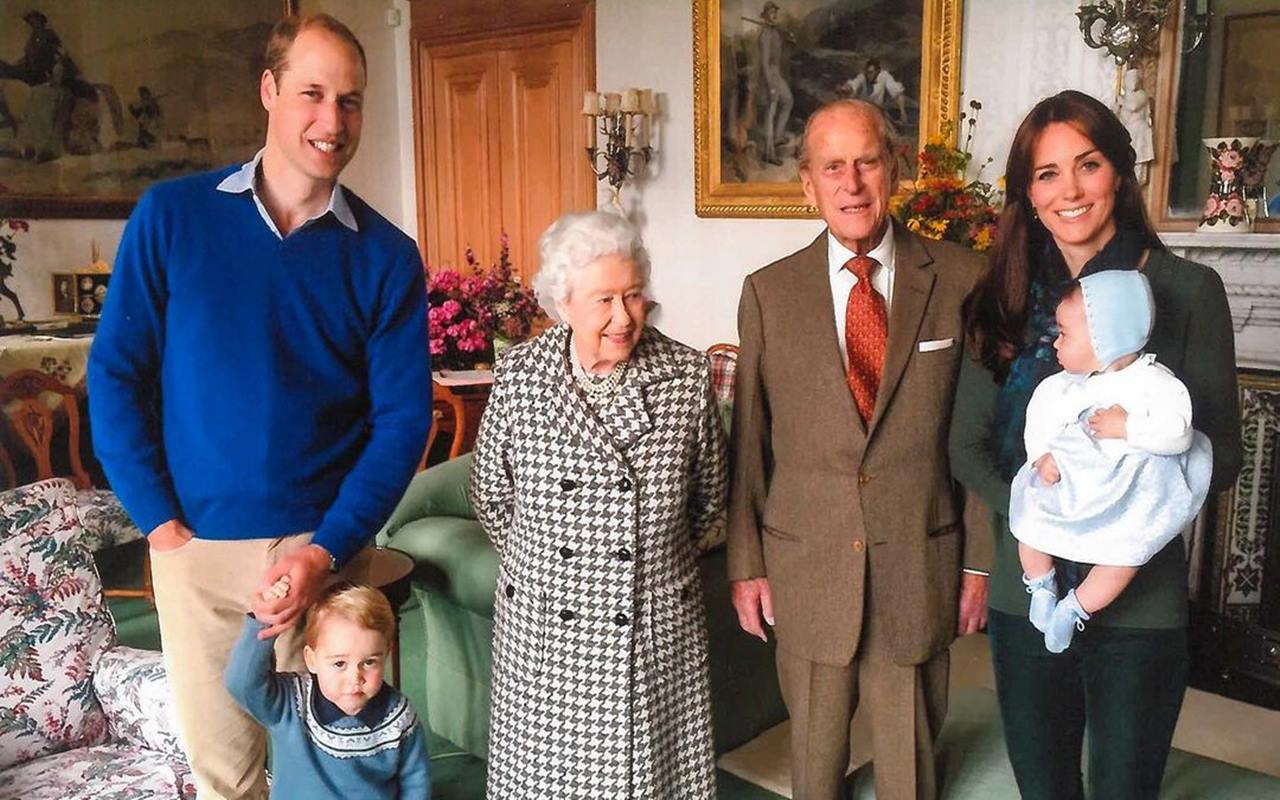 Ratu Elizabeth II Minta Keluarga William dan Kate Middleton Berhenti Naik Helikopter Karena Hal Ini