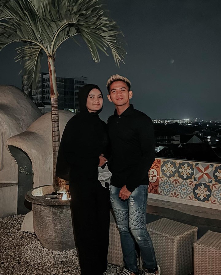 Kenakan outfit kembar 