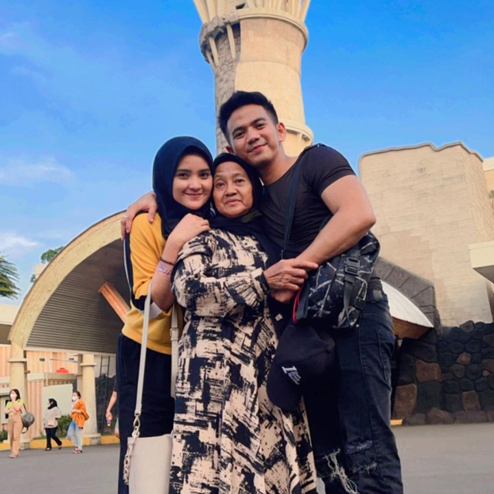  Akrab banget sama mama mertua 
