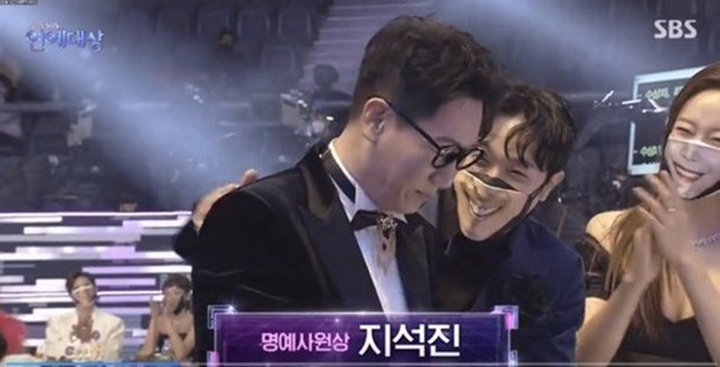 SBS Entertainment Awards 2021: Ekspresi Kecewa Ji Suk Jin Usai Raih Penghargaan Jadi Sorotan