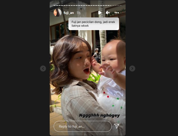 Mendadak Disindir Pecicilan, Begini Respons Fuji Ipar Vanessa Angel