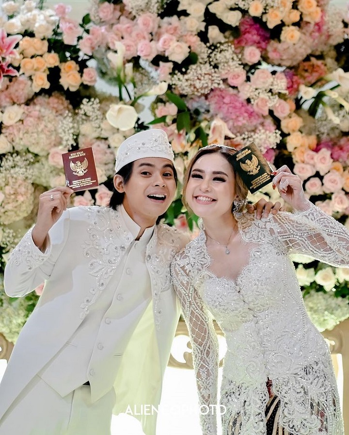 Pasangan beda usia lima tahun 