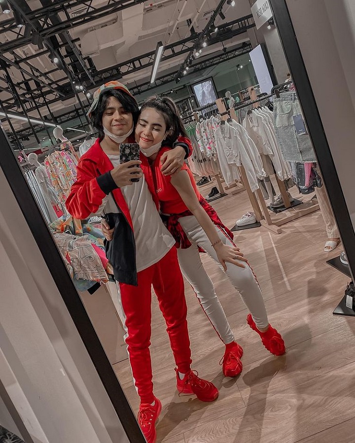 Kenakan <i>outfit match</i>