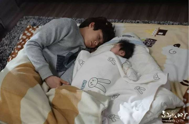 Unggah Foto Adegan Lawas Drama Choi Woo Shik, Fans Ini Justru Dihubungi Mantan Pacar