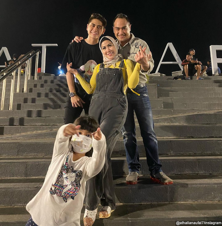 Vania juga ikut <i>hangout</i>