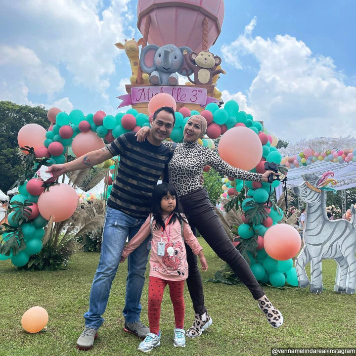 Momen di ulang tahun rekan Vania