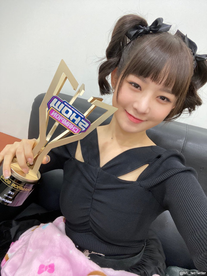 <i>Selfie</i> Imut Dengan Piala Pertama