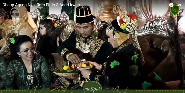 Mengadakan resepsi
