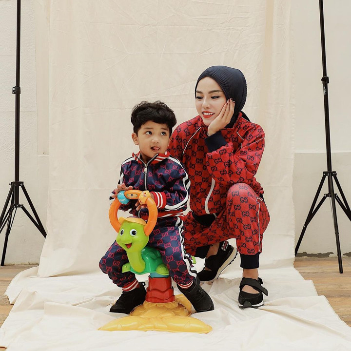 Medina dan Syafi asyik bermain