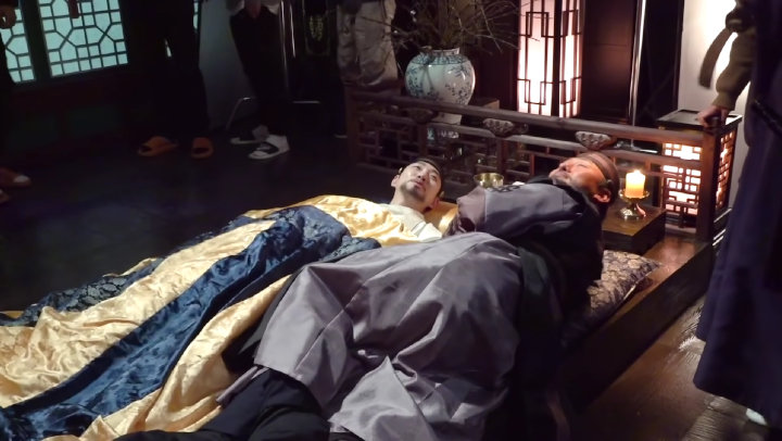 Junho 2PM Ternyata Tidur Bareng Pemeran \'The Red Sleeve\' Ini Saat Syuting Adegan Sekarat