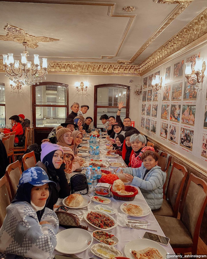 <i>family dinner</i>