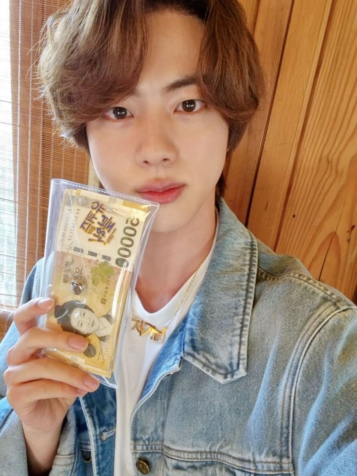 Jin BTS Gunakan Uang Hadiah \'You Quiz on the Block\' untuk Beramal 1