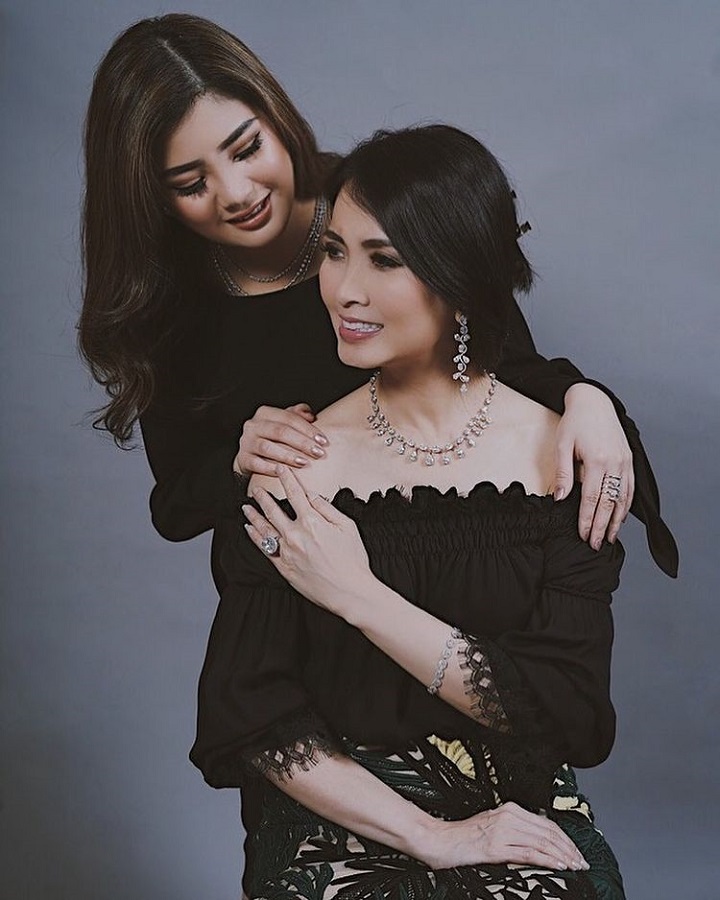 <i>like mother like daughter</i>