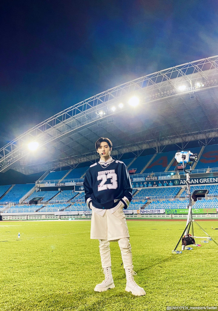 <i>boyfriend material</i> banget