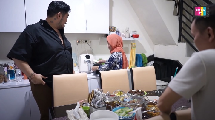 ibu ayu tak kalah menyambut