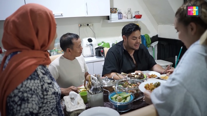 Abdul Rozak masak sendiri