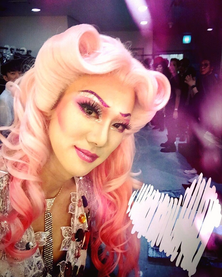 Curi Perhatian Dengan Peran Transgender Di Panggung Musikal