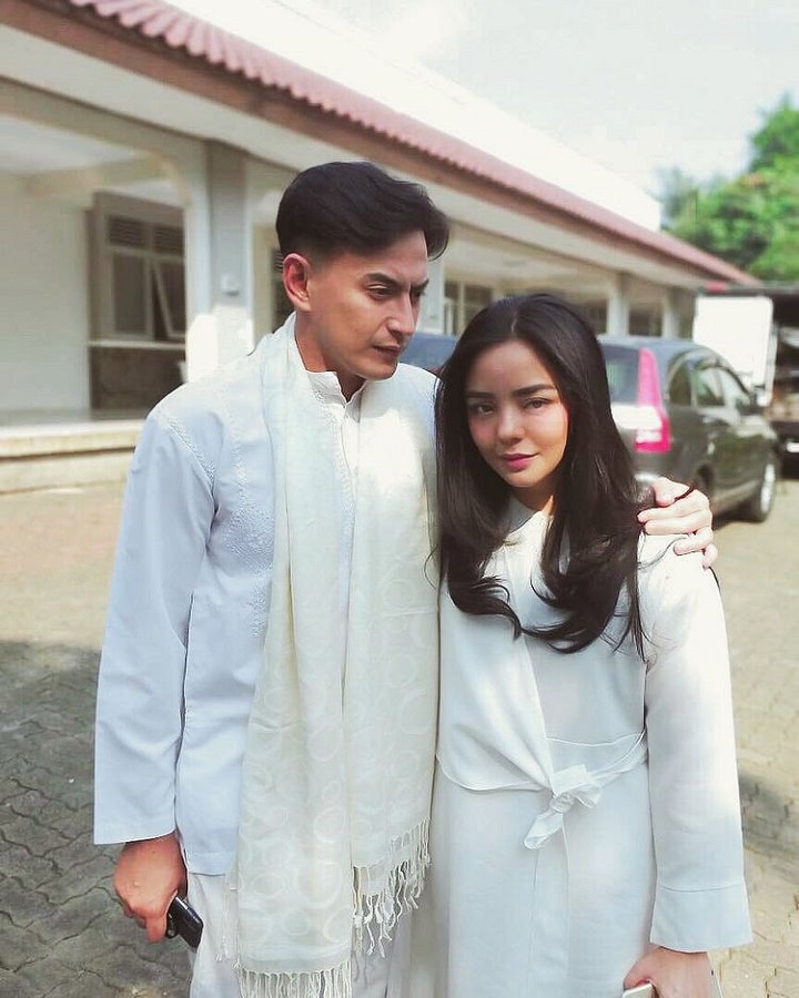 beda usia lima tahun