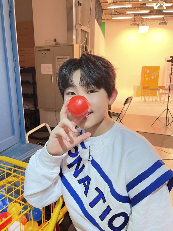 Pancarkan Pesona Imut Sebagai <i>Maknae</i>