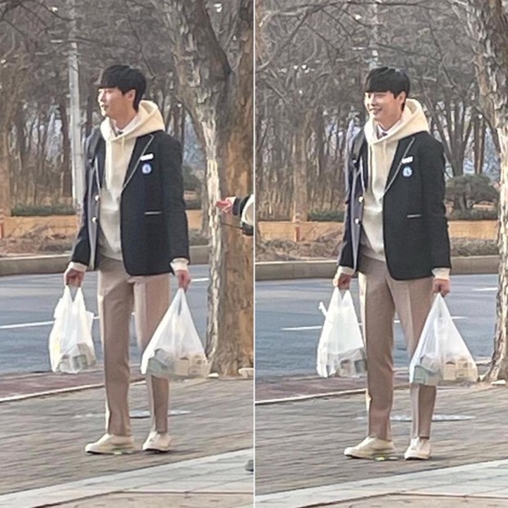 Penampilan Lee Jong Suk Pakai Seragam Sekolah Syuting \'Big Mouth\' Kejutkan Netizen