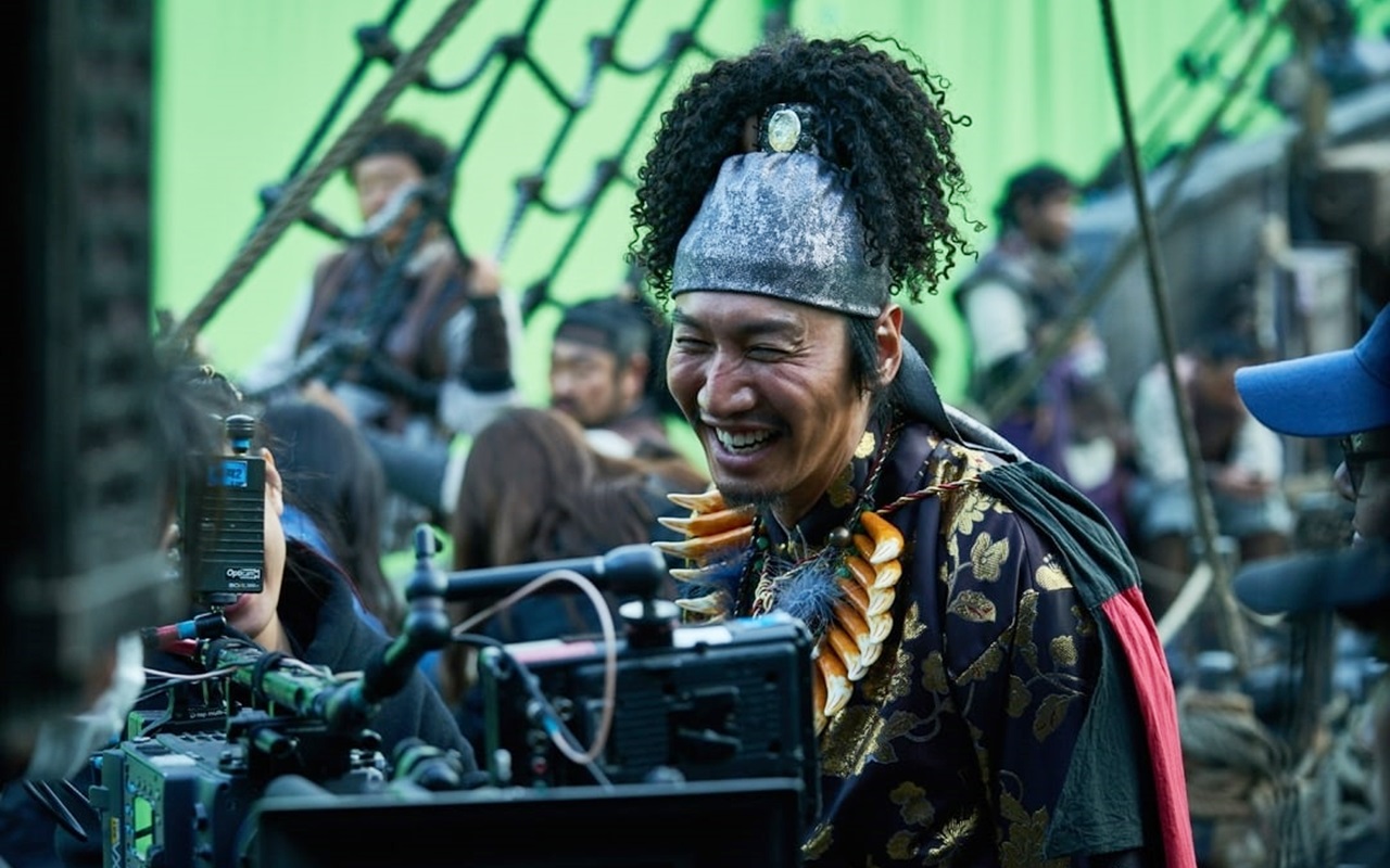 Lee Kwang Soo Curhat Dihantui Penguin Usai Syuting 'The Pirates: Goblin Flag'