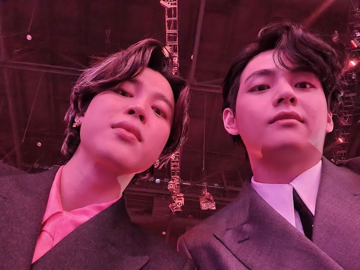 V Sebut BTS Keluarga Tercinta, Selfie Bareng Jimin Bikin Baper Maksimal 2
