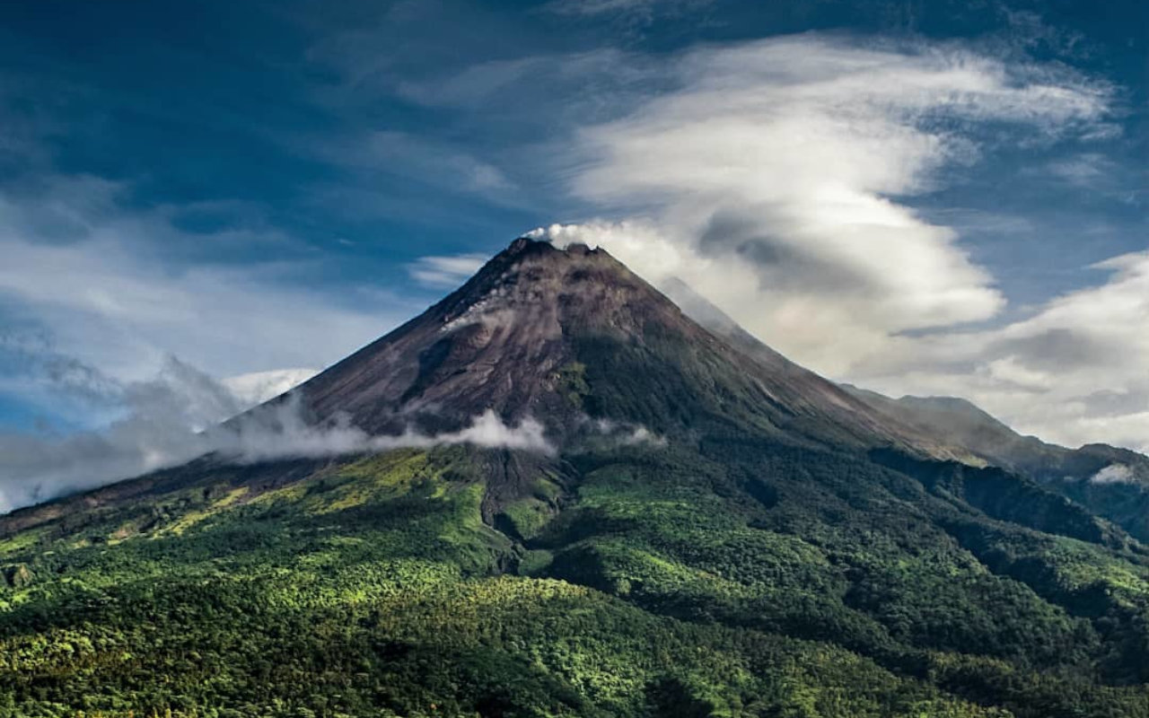 Gunung Merapi Semburkan Guguran Lava Pijar Sejauh 2 Km Hingga 8 Kali
